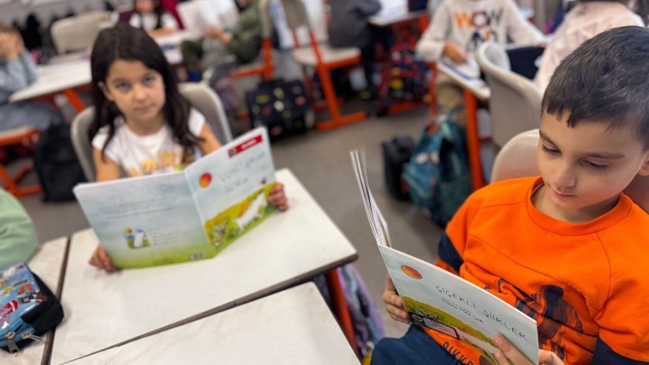 Li Wanê ji bo Zarokan Pêşbirka Xwendina Helbestan  tê lidarxistin.